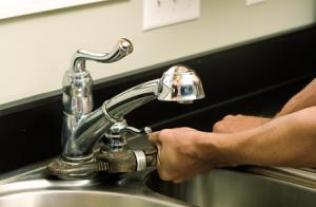 Cupertino plumbers safely and effectively install sinks